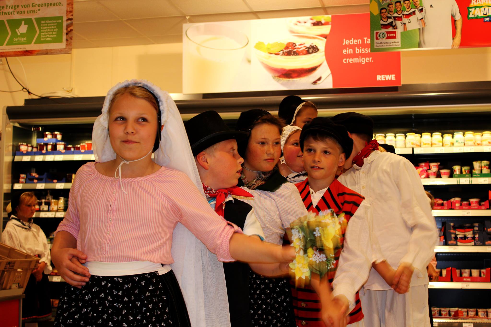 Unsere Kleinen im REWE, Sassnitzer

